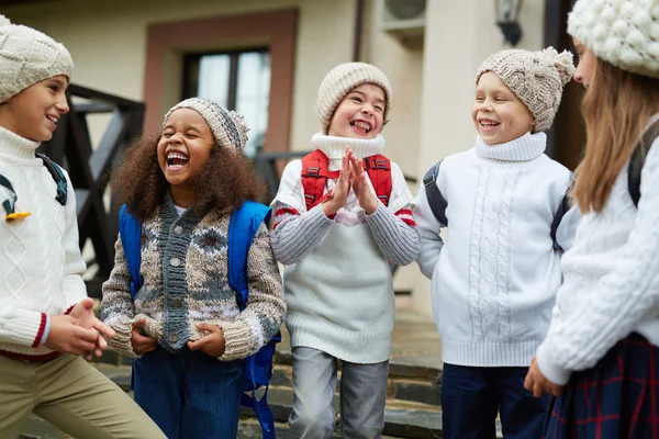 Schoolkids kiadások szünet a tanulságokat — Stock Fotó