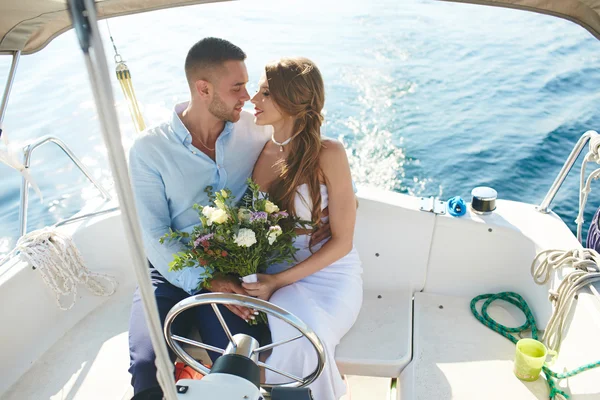 Bride and groom traveling on yacht — Stock Photo, Image