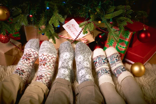 Pieds humains en chaussettes de laine — Photo