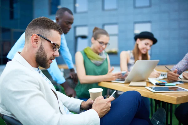 Moderne zakenman met smartphone — Stockfoto