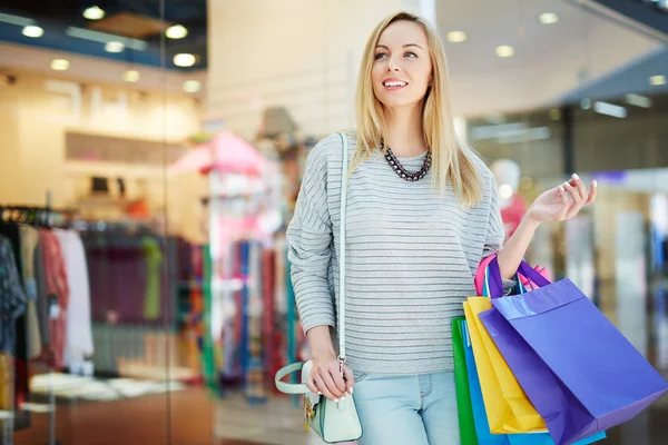 Menina com sacos de compras no centro de comércio — Fotografia de Stock