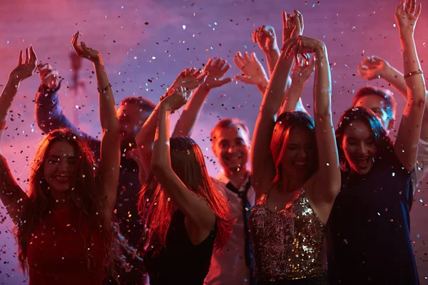 Gente bailando en discoteca — Foto de Stock