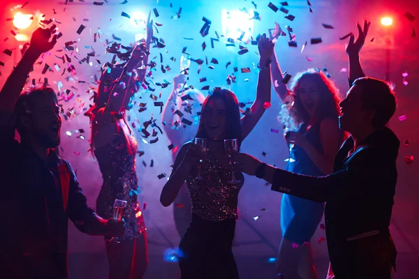 Fille toasting avec champagne pendant la danse — Photo