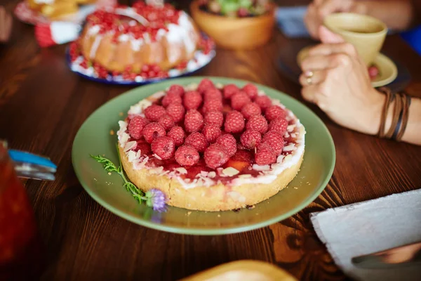 Pastel decorado con frambuesas frescas en el plato —  Fotos de Stock