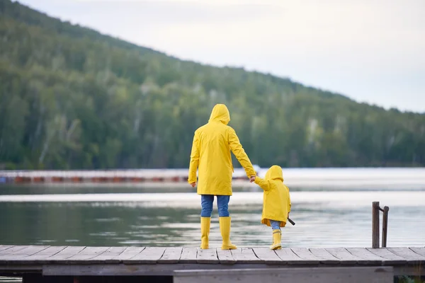 Mulher e seu filho em pé na ponte de pontão — Fotografia de Stock