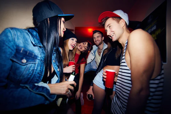 Amigos se divertindo na festa — Fotografia de Stock