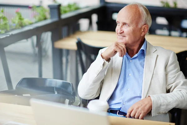 Idős férfi ül a kávézóban — Stock Fotó
