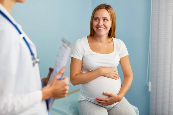 Donna incinta con medico durante l'interazione — Foto Stock