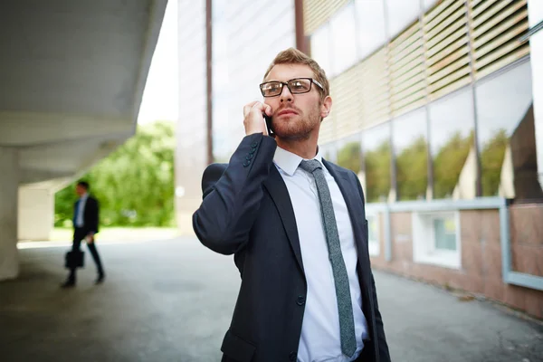 Jonge manager praten op mobiele telefoon — Stockfoto