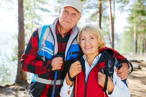 Senior para spędzania wolnego czasu przez trekking — Zdjęcie stockowe