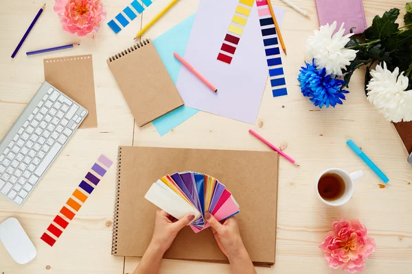 Designer escolhendo cor para decoração — Fotografia de Stock