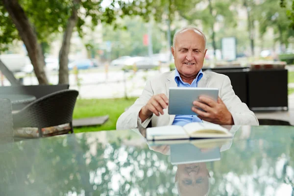 Senior biznesmen za pomocą cyfrowego tabletu — Zdjęcie stockowe