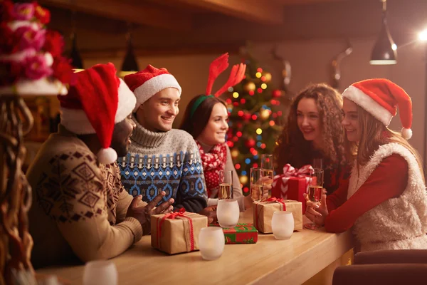 Amigos teniendo fiesta en la noche de Navidad — Foto de Stock