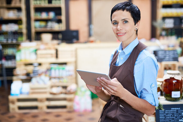 Storekeeper using digital tablet 