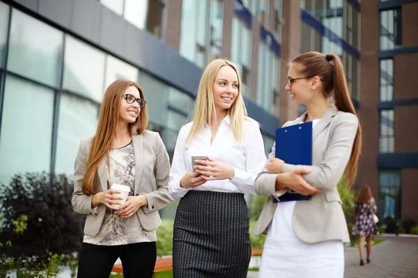 Pretty women talking in urban environment — Stock Photo, Image