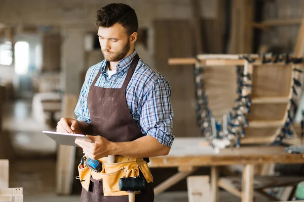 Workman med pekplatta analysera data — Stockfoto