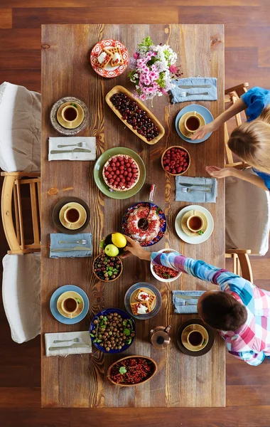 Girls putting festive food — Stock fotografie