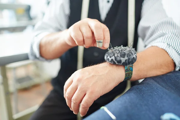 Handen van kleermaker met naald-geval tijdens werk — Stockfoto