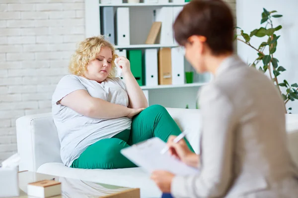 Mujer con sobrepeso psicólogo visitante — Foto de Stock