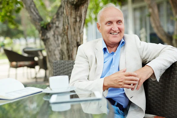 Empresário sénior sentado no café — Fotografia de Stock