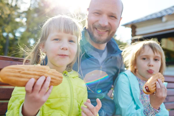 Funny Family with Hot Dogs — Stock fotografie