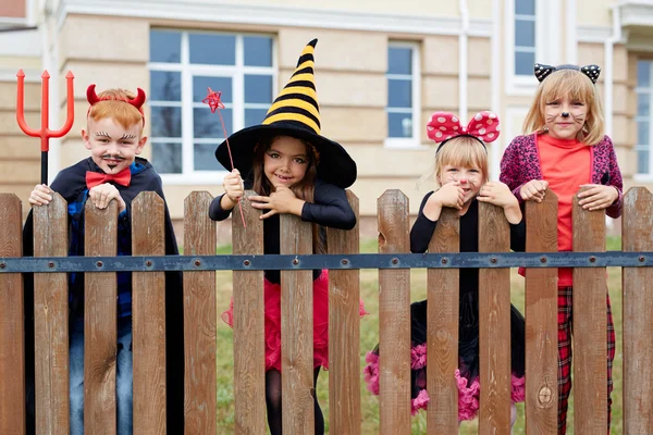 Riga di bambini in costumi di Halloween — Foto Stock