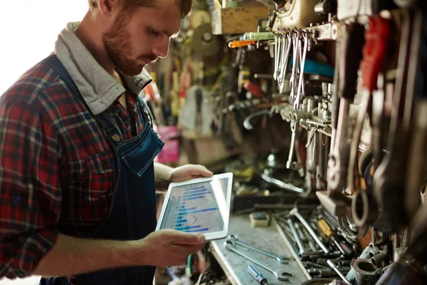 Néztem a touchpad adatokat fiatal technikus — Stock Fotó