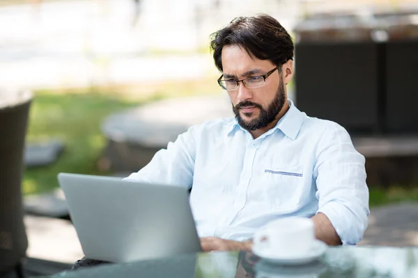 Man looking at laptop display during network — Stock Photo, Image