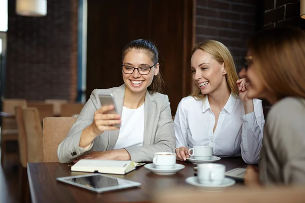 Гарненькі бізнес-леді розмовляють в кафе — стокове фото
