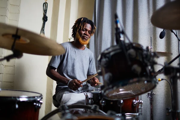 African-american performer playing on drum-set — Stock Photo, Image