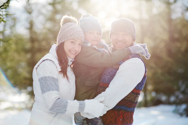 Lykkelig par med sønnen på vinterdagen – stockfoto