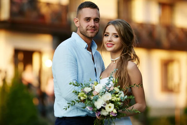 Gelukkig romantische jonggehuwden camera kijken — Stockfoto