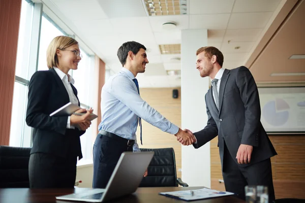 Uomini d'affari che stringono la mano in ufficio — Foto Stock