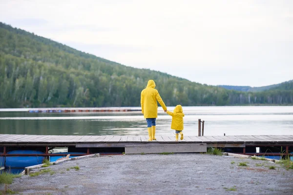 Mother and son walking down pontoon-bridge — Stockfoto