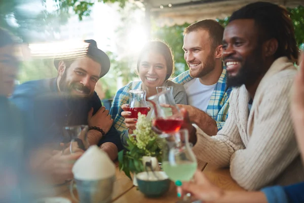 Män och kvinnor har bra tid i café — Stockfoto