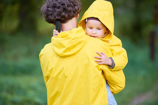 Jeune femme tenant son fils sur les mains — Photo