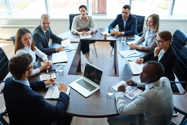 Empresários durante discussão na sala de embarque — Fotografia de Stock