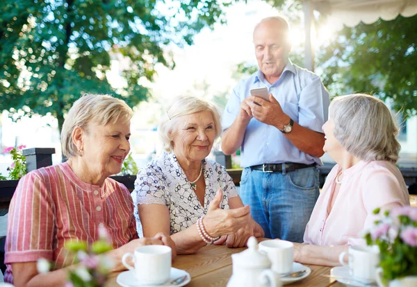 Personnes âgées parlant avec des tasses de thé — Photo