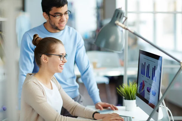 Deux employés de bureau voient de grandes statistiques — Photo