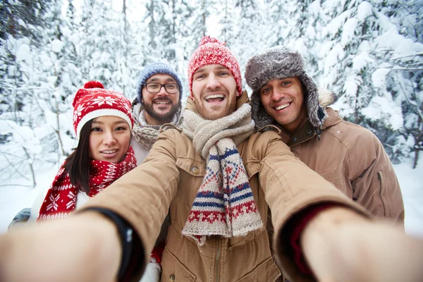 Gelukkige mensen maken selfie in de winter — Stockfoto