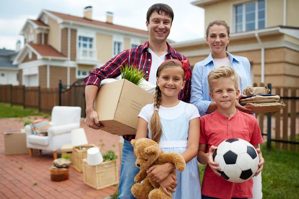 Lycklig familj titta på kameran — Stockfoto