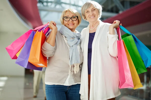 Mujeres sosteniendo bolsas de papel — Foto de Stock