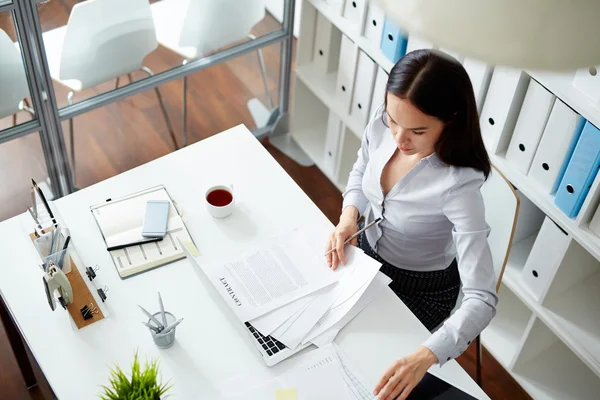 Empresária que trabalha com documentos — Fotografia de Stock