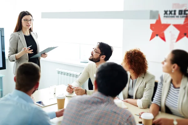 Jóvenes gerentes de consultoría — Foto de Stock