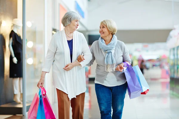 Mujeres mayores caminando en el centro comercial —  Fotos de Stock