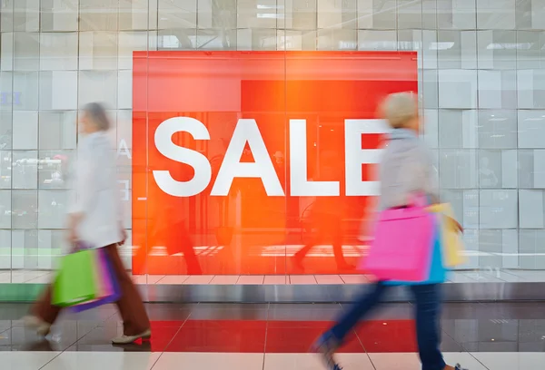 Sale sign in shopping center — Stock Photo, Image