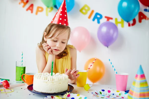 Criança olhando para bolo de aniversário saboroso — Fotografia de Stock