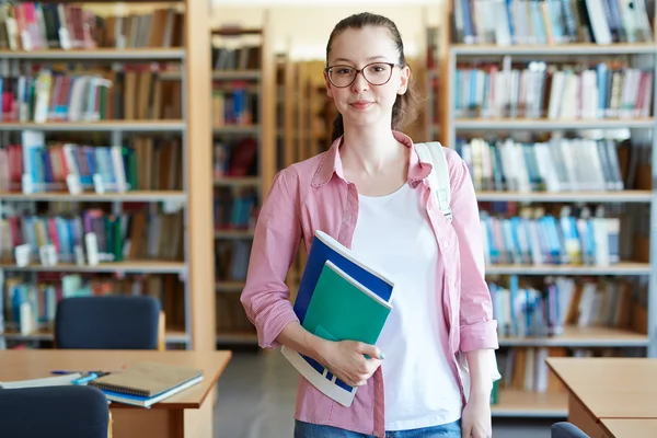 Pretty teenager looking at camera — Stock Photo, Image