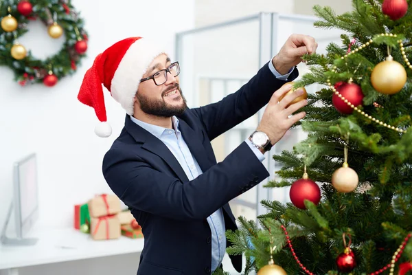 Podnikatel zdobení vánoční strom — Stock fotografie