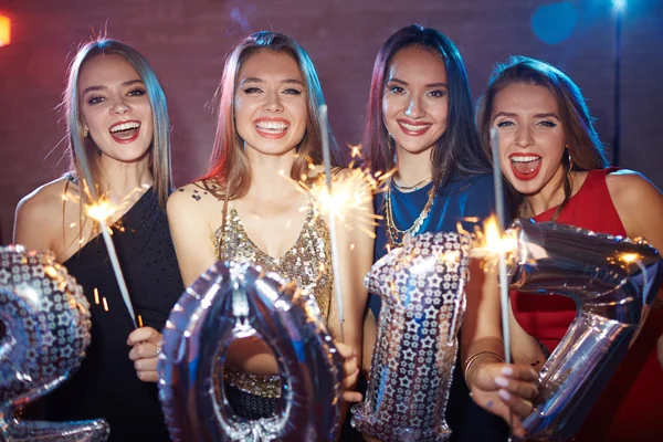 Glada tjejer med bengal-lampor — Stockfoto